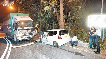 私家車狂撼貨車，車頭損毀嚴重。（梁國雄攝）