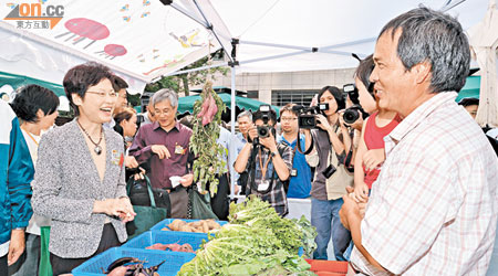 林鄭月娥（左一）在了解檔戶情況。（政府新聞處圖片）