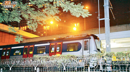 故障列車停車站軌道上。（張曉楠攝）