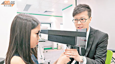 沙啟邦利用儀器測試女童雙眼協調能力。