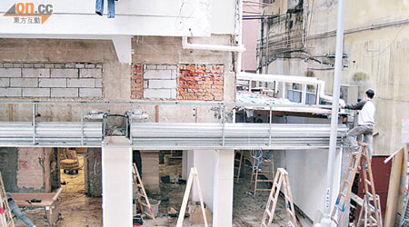 施工中<br>工人於今年三月為店舖進行裝修，四分三天井被霸佔僭建舖位。