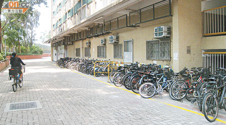 單車停泊處被指長期泊滿棄置單車，令有需要居民無法使用。