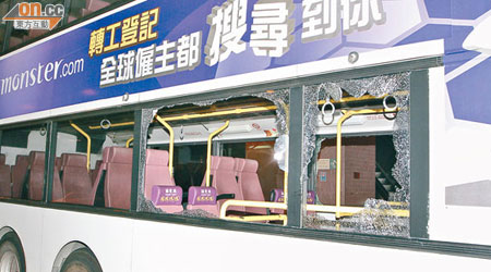巴士在總站檢查，右邊兩車窗損毀。