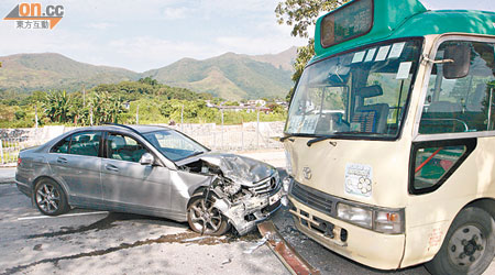 房車與專線小巴在公路互撼，俱車頭嚴重損毀。（趙瑞麟攝）