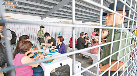  「善膳飯堂」吸引多名市民入場試食由囚犯烹調的「監獄餐」。（盧志燊攝）