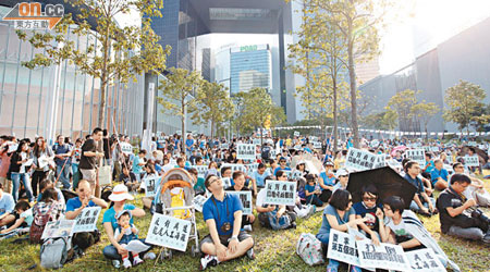 大批市民昨身穿藍色服飾於添馬公園參加守護龍尾大集會。（袁志豪攝）