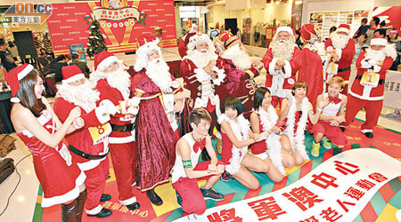 大會在比賽前安排參加者跳出由「江南Style」改編的「HK Santa Style」，帶起全場的熱烈氣氛。（陸智豪攝）