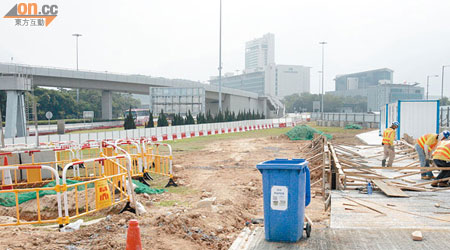 被偷吊臂車的路面地盤。（張世洋攝）