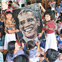 印尼<br>雅加達學生於奧巴馬曾就讀的學校內，高舉奧巴馬的海報。