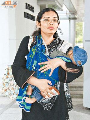 死者表妹Saima昨抱嬰到庭作供。（陳章存攝）