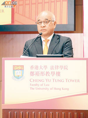 鄭家純主持以他父親命名的香港大學鄭裕彤教學樓銘謝禮。（溫國佳攝）