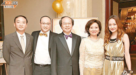 戴進傑（左二）榮升爸爸，戴德豐（中）與太太戴胡美蓉（右二）、戴家老大進良（左一）及女兒戴凱欣（右一）都好高興。