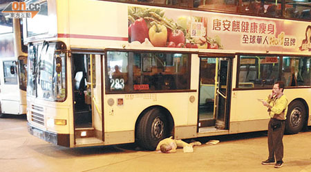 老翁被巴士撞倒，輪胎壓住右手。（讀者提供）