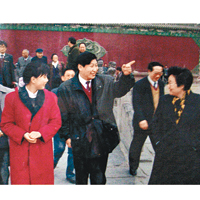 習近平（左二）擔任福州市委書記後，曾返回河北正定縣參觀榮國府。（資料圖片）