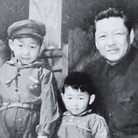 習近平（左）與父親習仲勛（右）及弟弟習遠平（中）的舊照。（資料圖片）
