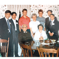 一九八五年習近平（左一）任河北正定縣委書記時，出訪美國艾奧瓦州並與當地接待家庭合照。（中新社圖片）