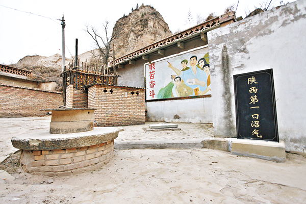 習近平在陝西當知青時修建當地第一口沼氣池。（中新社圖片）