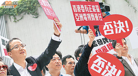 王征（左一）在集會當日曾發表增發牌照是災難的言論，事後遭外界猛烈抨擊。