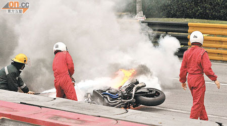 卡尼拉的戰車在意外中懷疑撞爆油缸着火。