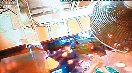 串燒食店閉路電視拍到兇徒大肆搗亂經過。（讀者提供）