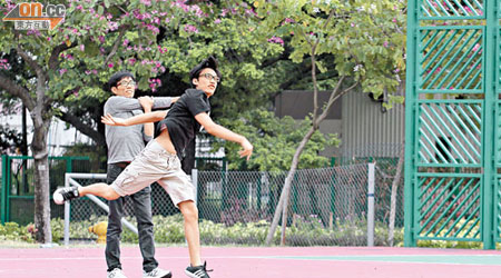 香港移植運動協會本月底舉行本港首屆移植運動會，日前安排擲木球等練習。