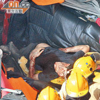外籍乘客<br>其中一名外籍乘客倒臥的士殘骸中，已無氣息。