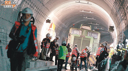 西港島線隧道已全面貫通，預計可如期於二○一四年落成通車。（蘇文傑攝）