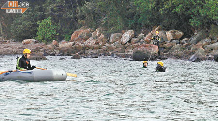 消防蛙人在二澳灣落海搜索人頭骨。（張秋霞攝）