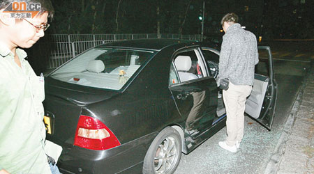 私家車車窗被砸毀，探員（左）到場調查。（李豪杰攝）