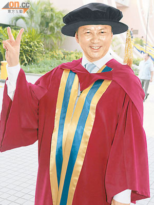趙國雄話咁大個仔第一次獲頒榮譽博士，風騷舉起勝利手勢。
