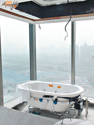 貪曾當時租住的「深圳禮賓府」進行豪裝，其中浴室配有全落地玻璃。