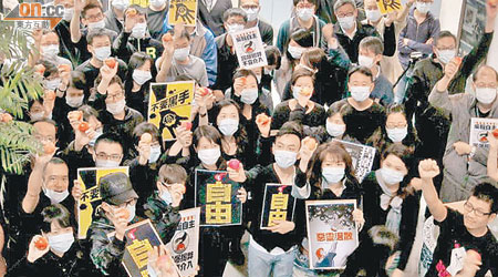 台港壹傳媒工會發起黑衣行動，捍衞工作權益。