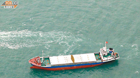直升機飛往肇事貨船救人。（香港飛行服務隊提供）