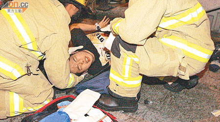 救護員為重傷男途人進行急救。  （林振華攝）
