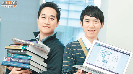 盧炳棠(左)及鄧博文指網上補習平台，可讓學生自選補習時間及空間。(蘇文傑攝)