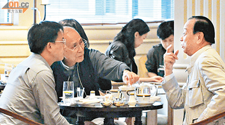 去年五月屯門區議會主席選舉投票前夕，何君堯（左）約發叔（右）去半島酒店飲茶拉票。（資料圖片）