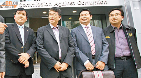有馬來西亞國會議員及反貪污組織成員，來港到廉署提交資料，要求重查四年前的洗黑錢案。（陳錦輝攝）