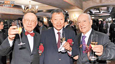 香港意大利餐廳Sabatini二十歲生日，郭炳湘（中）與創辦人Francesco Sabatini（左）及Silvestro Sabatini（右）齊碰杯慶祝。（受訪者提供）
