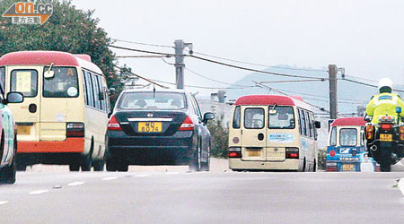 紅色小巴在北大嶼山快速公路曾遇上交通警員，但小巴沒遭截停。（伍鎮業攝）