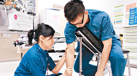 鍾婉雯（左）說，特製椅僅可用作輔助復位治療的工具，護士復位的技巧最重要。（潘恩維攝）