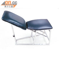 特製椅利用傾斜四十五度角，讓傷者放鬆俯伏。