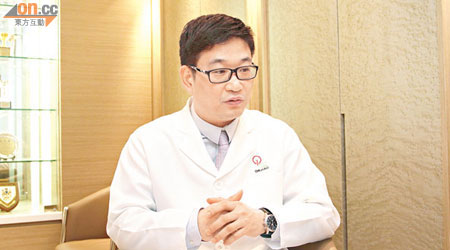皮膚科專科醫生侯鈞翔表示，長時間使用胸貼可能會引致皮膚發炎，嚴重更有機會「爛胸」。