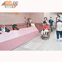 門診大樓設有無障礙通道，輪椅使用者離開診所後卻無法即時登上的士。