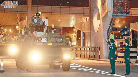 解放軍陸軍官兵昨日凌晨分別乘坐通訊車、裝甲車及卡車到各相關軍營，接換輪換離港的陸軍。（高嘉業攝）