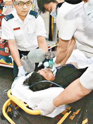 在靈堂昏倒的內地婦人送院時需救護員不斷急救。（容惠玲攝）