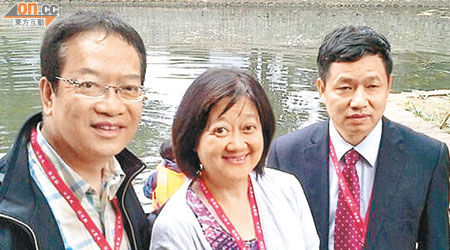 黃家和（左）與陳淑玲（中）帶隊遊越南覓商機，右為越南駐港副總領事範文功。（被訪者提供）