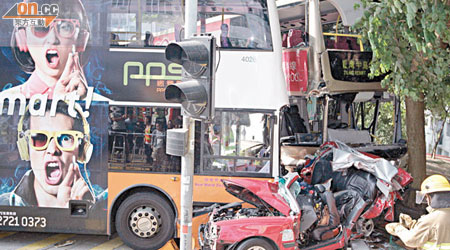 新巴車長疑突然暈倒，巴士在長命斜落斜途中失控，釀嚴重車禍。