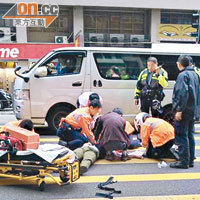 男生被客貨車撞傷倒地，仁醫及救護員即場替其急救。（讀者黎小姐提供）