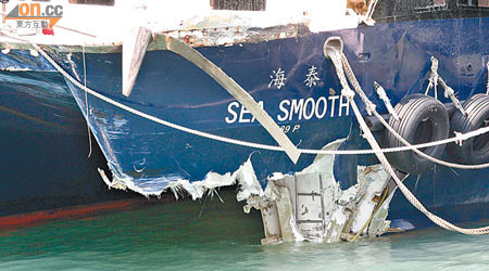 海泰號船頭左下方一個隔艙在撞船後「唔見咗」，有關碎片據知嵌入了南丫IV船身。（資料圖片）
