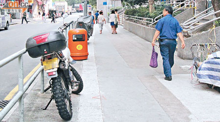 常有電單車於大窩口邨附近行人路違泊，同時衍生噪音擾民。